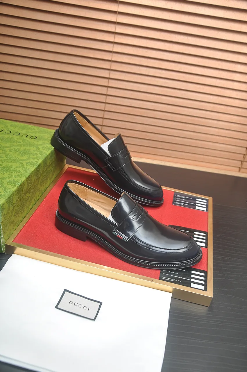 Men's shoes💰500💶Italy's top luxury men's shoe giant (GUCCI) (Gucci) (full cowhide lining) new arrival🍃Original European style🔰 Pleasant to the eye😍In order to make the shoes more durable and non-deformable🌀The production continues to follow traditional methods but there is still no lack of innovation💪Choose original sheepskin for the leather♻️ Smooth and natural And extra bright ⭐Made of imported cowhide, the first choice of rich people 38-45 (45 customized)